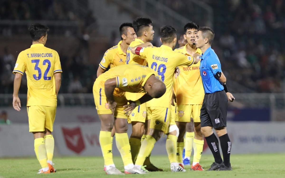 Trọng tài liên tục sai lầm ở V-League: Treo còi, kỷ luật đến bao giờ?